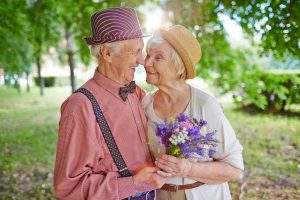 Singles from age 80 can find happy love relationships through online partner search.