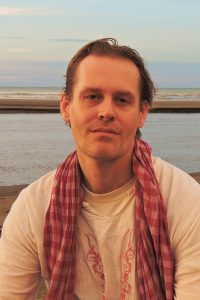 Portrait of Dr. Guido F. Gebauer by the sea. Author of the foundational text on ecological dating and Green Dating.